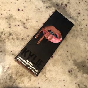 Kylie matte liquid lipstick and lip liner Candy K